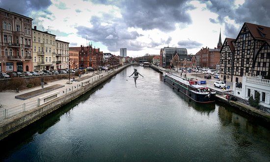 Przechodzący przez rzekę